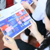 Học sinh tiếp thu các kiến thức, kỹ năng nhận diện các nguy cơ, rủi ro trên không gian mạng từ Chiến dịch “Không một mình - Cùng nhau an toàn trực tuyến.” (Ảnh: Tá Chuyên/TTXVN)
