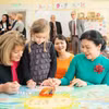 Tại lớp học vẽ, hai Phu nhân cùng các em nhỏ hoàn thiện bức tranh chung về tình hữu nghị Việt Nam-Bulgaria. (Ảnh: TTXVN)