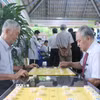 Người cao tuổi phường Bình Phú giao lưu đánh cờ tướng tại Nhà sinh hoạt cộng đồng. (Ảnh: Đinh Hằng/TTXVN)