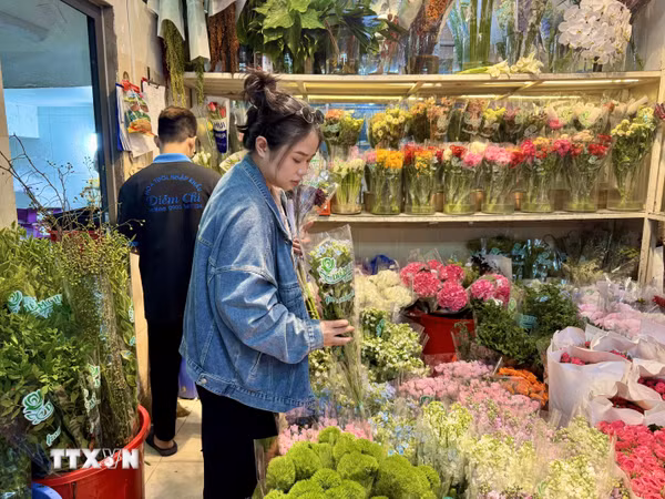 Thị trường hoa tươi ngày 20/10 kém sôi động, quà thiết thực hút khách