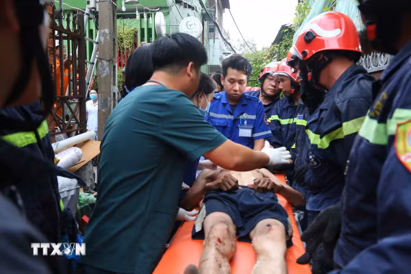 Kịp thời cứu 3 người mắc kẹt trong vụ sập gác căn nhà trong hẻm