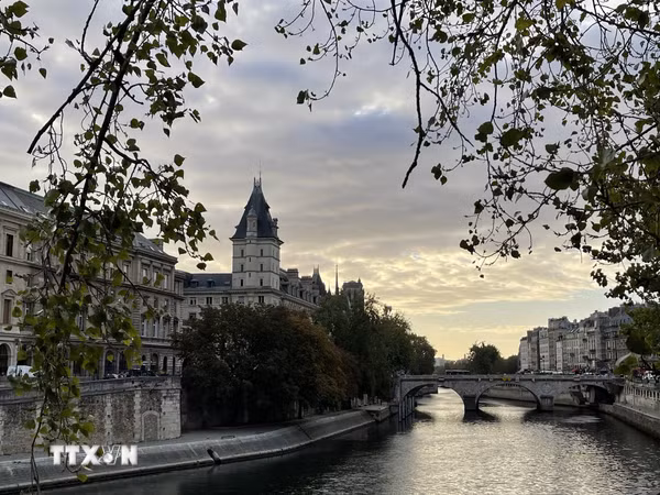 Khám phá những cây cầu bắc qua sông Seine tại Paris