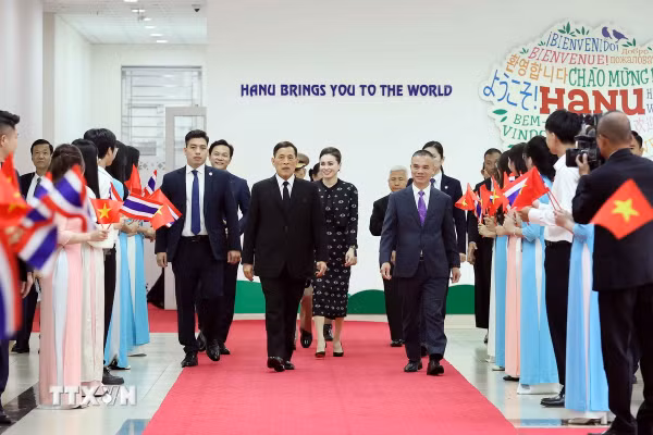 Nhà vua và Hoàng hậu Thái Lan thăm, gặp gỡ giảng viên, sinh viên Trường Đại học Hà Nội