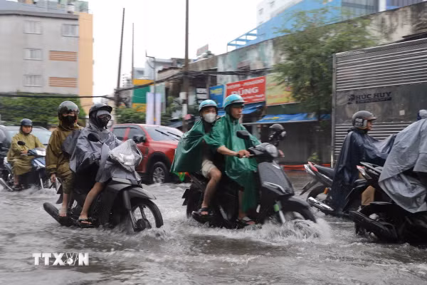 Thành phố Hồ Chí Minh: Khuyến cáo không cố vượt vùng ngập