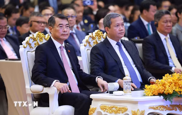 Thủ tướng Lê Minh Hưng và Thủ tướng Hun Manet dự Diễn đàn Doanh nghiệp Việt Nam-Campuchia