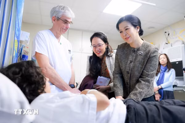 Phu nhân Tổng Bí thư, Chủ tịch nước thăm mô hình bệnh viện-trường học cho trẻ em tại Bỉ
