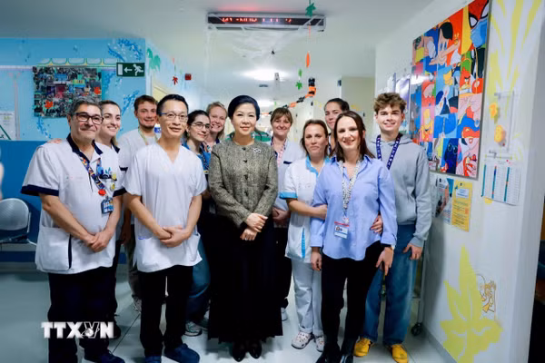 Phu nhân Tổng Bí thư, Chủ tịch nước thăm mô hình bệnh viện-trường học cho trẻ em tại Bỉ