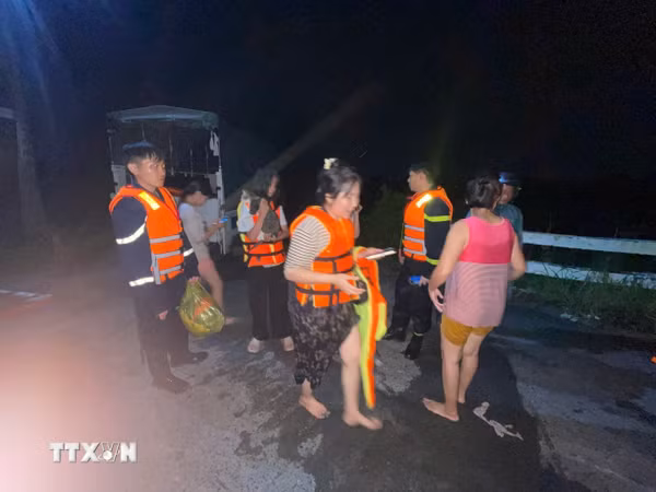 Thành phố Hồ Chí Minh: Giải cứu 12 người mắc kẹt giữa dòng nước lũ tại Suối Cái