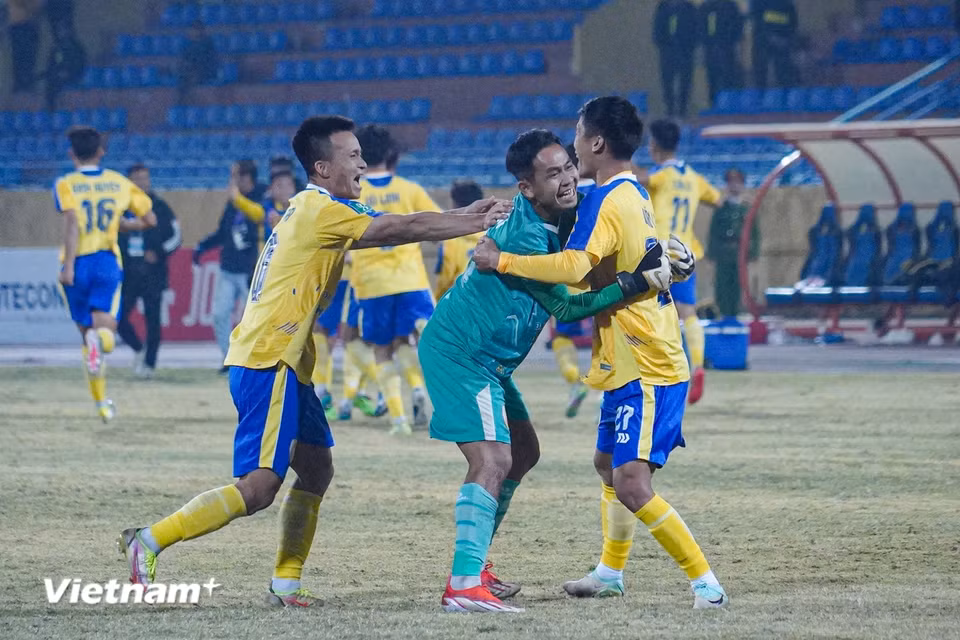 "Quật ngã" đối thủ được đánh giá cao hơn là Hà Nội FC, Đồng Tháp tiến vào tứ kết Cúp Quốc gia 2024-2025 và sẽ tiếp tục gặp một đội bóng đang chơi ở V-League là Sông Lam Nghệ An. (Ảnh: Việt Anh/Vietnam+)