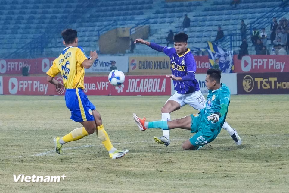 Bế tắc trong suốt 90 phút thi đấu chính thức, Hà Nội FC để đối thủ "dưới cơ" Đồng Tháp kéo vào loạt sút luân lưu đầy may rủi. (Ảnh: Việt Anh/Vietnam+)