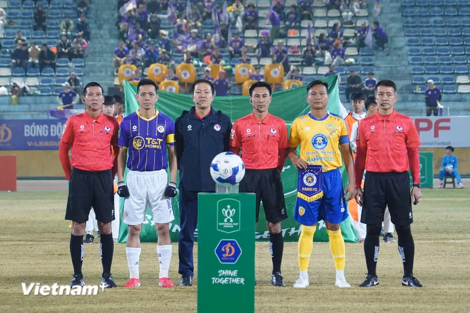 Tối 12/1, Hà Nội FC (áo tím) tiếp đón đối thủ ở Giải hạng Nhất là Câu lạc bộ Đồng Tháp trong trận đấu thuộc khuôn khổ vòng 1/8 Cúp Quốc gia 2024-2025. (Ảnh: Việt Anh/Vietnam+)