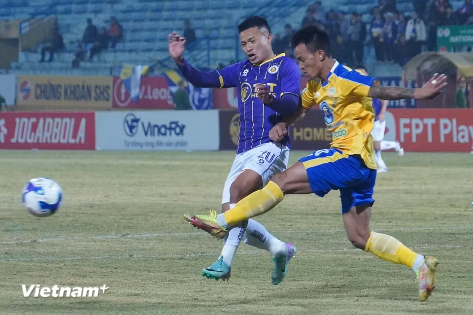 Các cầu thủ Đồng Tháp lùi thấp đội hình để phòng ngự và thường xuyên có những tình huống áp sát, phá bóng kịp thời. (Ảnh: Việt Anh/Vietnam+)