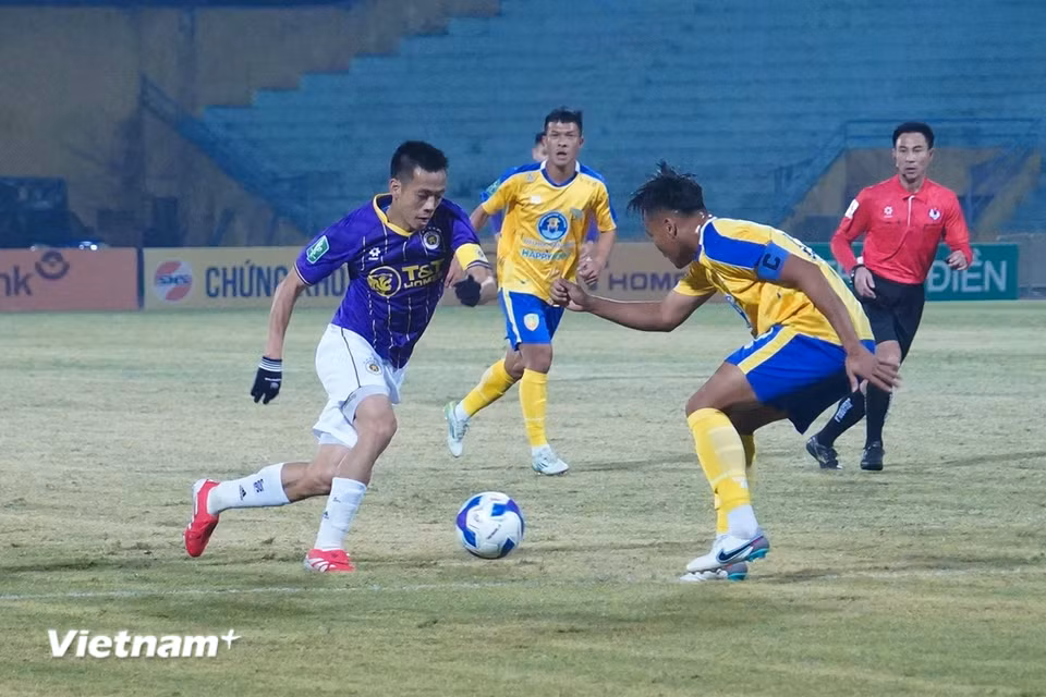 Được đánh giá cao hơn và có lợi thế sân nhà, Hà Nội FC nhanh chóng đẩy cao đội hình và kiểm soát trận đấu. (Ảnh: Việt Anh/Vietnam+)
