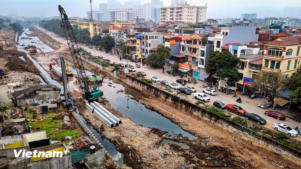 Sau khi được bàn giao cơ bản mặt bằng (28,95/29,15ha), hiện, tiến độ thi công đường giao thông dọc hai bên bờ kênh La Khê diễn ra khá chậm, mới chỉ hoàn thiện 2,8/10km đường giao thông, còn lại chưa thi công. (Ảnh: Hoài Nam/Vietnam+)