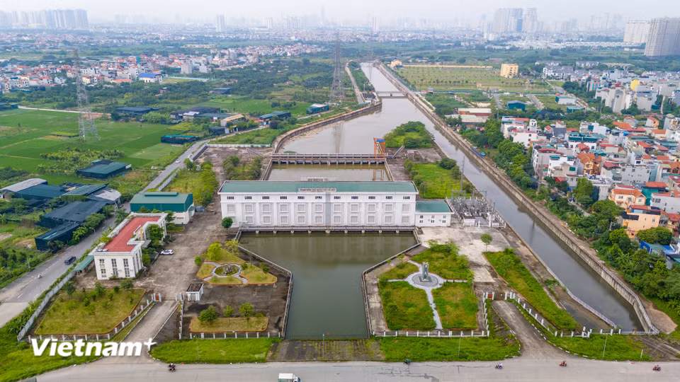 Dự án Cải thiện hệ thống tiêu nước khu vực phía Tây thành phố Hà Nội có 2 hạng mục lớn gồm dự án cứng hóa kênh La Khê và Công trình đầu mối Trạm bơm tiêu Yên Nghĩa, được triển khai từ năm 2015. (Ảnh: Hoài Nam/Vietnam+)