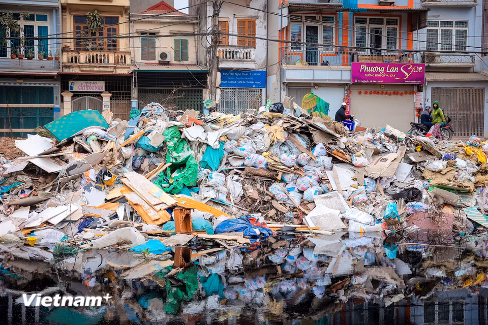 Người dân quanh khu vực hằng ngày sinh hoạt cạnh những núi rác khổng lồ. (Ảnh: Hoài Nam/Vietnam+)