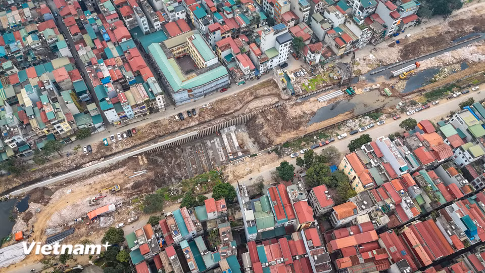 Kênh dẫn La Khê dài hơn 5km, kết hợp đường giao thông hai bên bờ kênh nằm trên địa phận quận Hà Đông (Hà Nội) được khởi công từ tháng 12/2019. (Ảnh: Hoài Nam/Vietnam+)