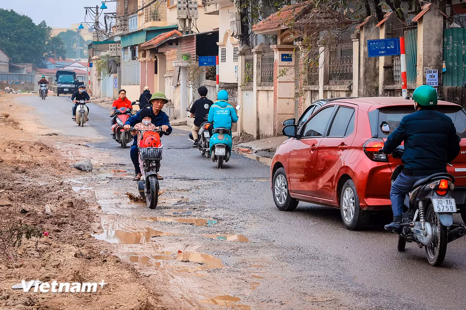 Đoạn đường dọc theo dự án xuống cấp, lầy lội, bụi bặm quanh năm (Ảnh: Hoài Nam/Vietnam+)
