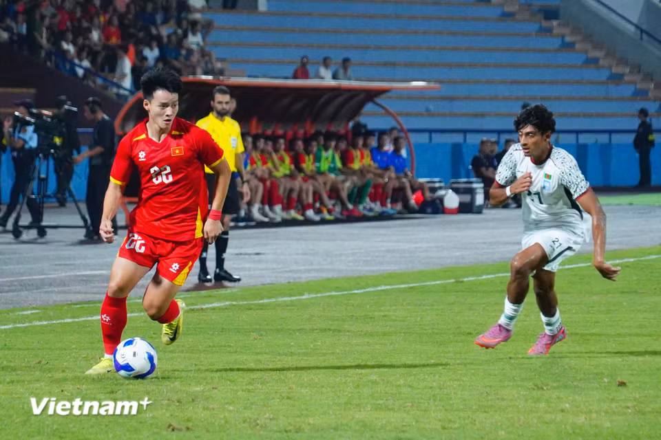 Tiền đạo Thanh Nhàn hoạt động năng nổ bên phía hành lang cánh phải. (Ảnh: Việt Anh/Vietnam+)