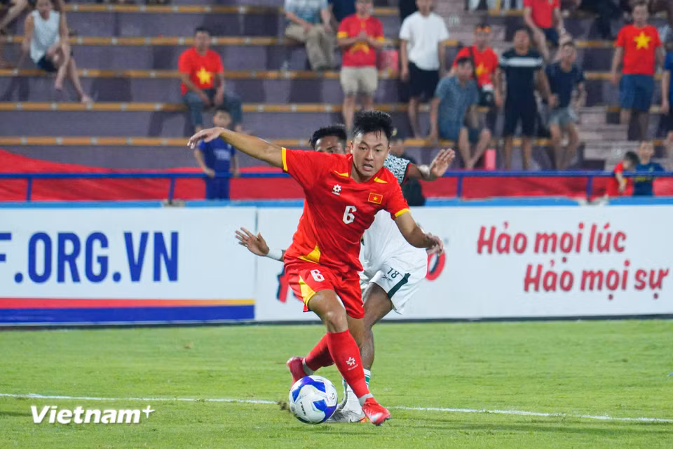 Sang hiệp 2, huấn luyện viên Kim Sang-sik lần lượt đưa Thái Sơn (ảnh) và Viktor Lê vào sân. (Ảnh: Việt Anh/Vietnam+)