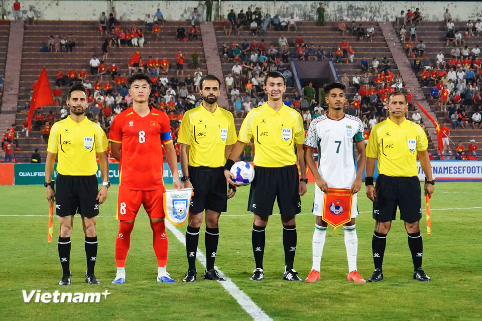 Tối 3/9, Đội tuyển U23 Việt Nam (áo đỏ) tiếp đón đối thủ U23 Bangladesh ở lượt trận mở màn Vòng loại U23 châu Á 2026. (Ảnh: Việt Anh/Vietnam+)