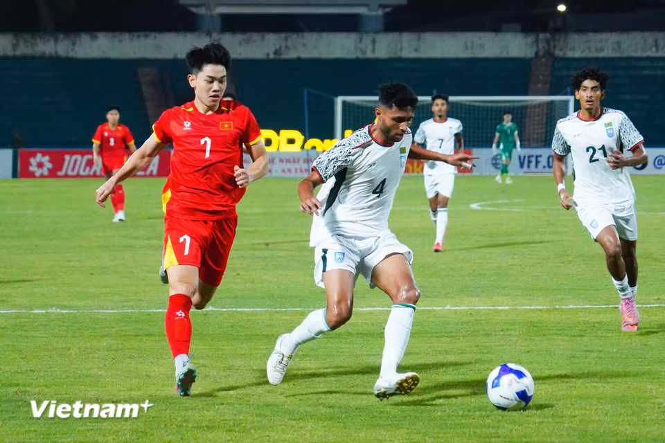 Với lợi thế sân nhà, đoàn quân của huấn luyện viên Kim Sang-sik nhanh chóng nắm quyền chủ động ngay sau tiếng còi khai cuộc. (Ảnh: Việt Anh/Vietnam+)