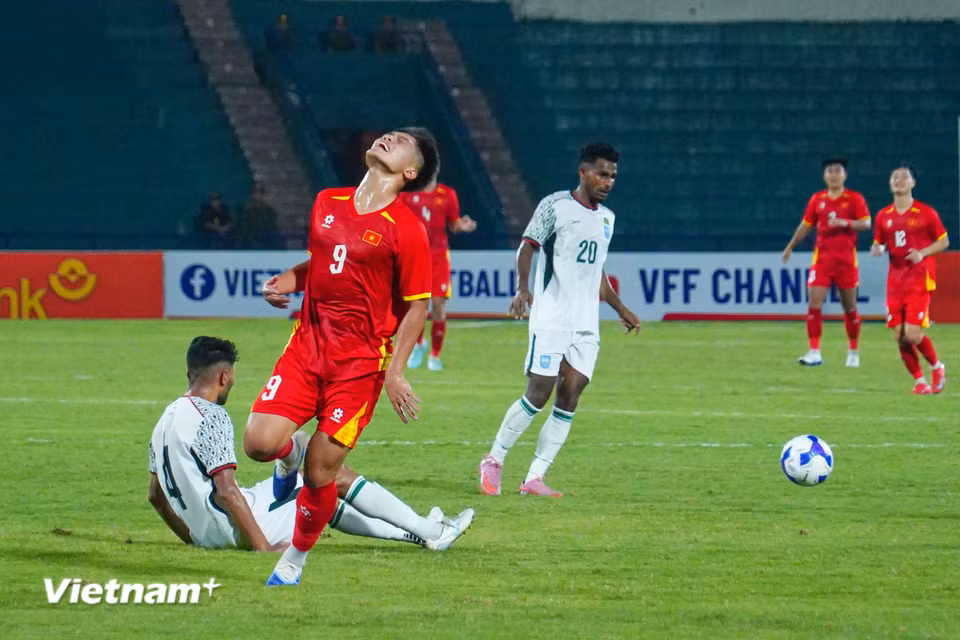 Những phút cuối trận, các chân sút của U23 Việt Nam có thêm một số cơ hội nhưng không thể tận dụng thành công. Thắng chung cuộc 2-0 ở trận mở màn, U23 Việt Nam tạm dẫn đầu bảng C. (Ảnh: Việt Anh/Vietnam+)