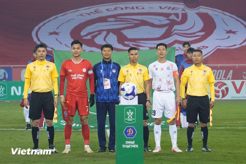 Tối 11/1, Câu lạc bộ Thể Công-Viettel (áo đỏ) tiếp đón đối thủ ở Giải hạng Nhất là PVF-CAND trong trận đấu thuộc khuôn khổ Cúp Quốc gia 2024-2025. (Ảnh: Việt Anh/Vietnam+)
