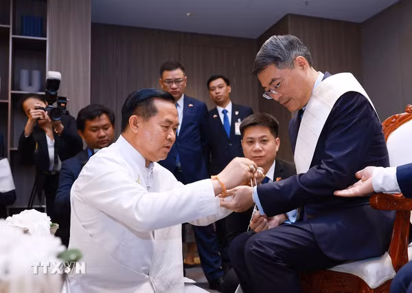Thủ tướng Lê Minh Hưng dự Lễ buộc chỉ cổ tay truyền thống của Lào