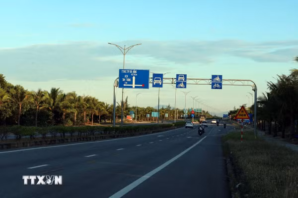 Rà soát, tháo dỡ biển báo hạn chế tốc độ “bủa vây” đường ven biển Nghệ An 
