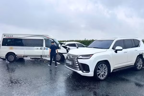 Tạm giữ hình sự tài xế Lexus có dấu hiệu gây rối trật tự công cộng trên cao tốc