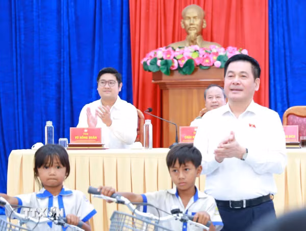 Phó Chủ tịch Quốc hội Nguyễn Hồng Diên tiếp xúc cử tri tại Gia Lai