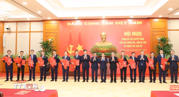 Công bố các Quyết định của Bộ Chính trị, Ban Bí thư về công tác cán bộ