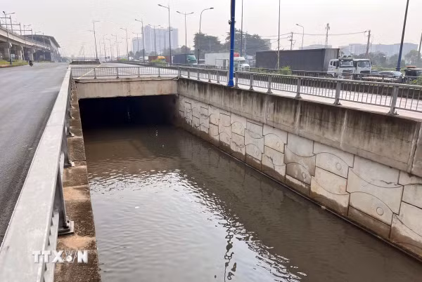 TP Hồ Chí Minh: Hầm chui trước Bến xe miền Đông mới ngập nước sau cơn mưa lớn