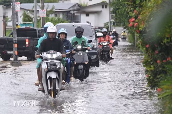 Thái Lan mở các kênh khẩn cấp hỗ trợ du khách trong vùng ngập lụt ở Bangkok