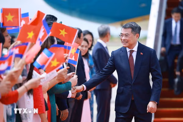 Thủ tướng Lê Minh Hưng đến thủ đô Phnom Penh, bắt đầu thăm chính thức Campuchia