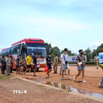 Công dân Việt Nam được cơ quan chức năng Campuchia trao trả tại Cửa khẩu quốc tế Xa Mát, tỉnh Tây Ninh. (Ảnh: Minh Phú/TTXVN)