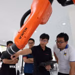 Thử nghiệm robot công nghiệp tại Trung tâm Đào tạo, Nghiên cứu và Phát triển Ứng dụng Robot Công nghiệp và Trí tuệ nhân tạo (trường Đại học Bách khoa-Đại học Đà Nẵng). (Ảnh: Khoa Chương/TTXVN)