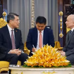 Thủ tướng Lê Minh Hưng chào Quốc vương Campuchia Norodom Sihamoni. (Ảnh: Dương Giang/TTXVN)
