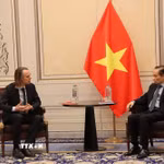 Ủy viên Bộ Chính trị, Bộ trưởng Ngoại giao Lê Hoài Trung và đồng chí Benjamin Pestieau, Phó Tổng thư ký Đảng Lao động Bỉ (PTB), trao đổi tại Brussels, ngày 24/10. (Ảnh: Lan Anh/TTXVN)
