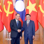 Đồng chí Trần Cẩm Tú, Ủy viên Bộ Chính trị, Thường trực Ban Bí thư và đồng chí Vilay Lakhamphong, Ủy viên Bộ Chính trị, Thường trực Ban Bí thư Lào. (Ảnh: Phương Hoa/TTXVN)