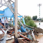 Lãnh đạo Thành ủy Cần Thơ trực tiếp thị sát một điểm sạt lở nghiêm trọng ven sông, làm sụp đổ hoàn toàn nhà dân. (Ảnh: TTXVN phát)