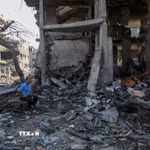 Cảnh đổ nát sau cuộc không kích của Israel tại trại tị nạn Al-Shati, Gaza, ngày 30/7/2026. (Ảnh: THX/TTXVN phát)