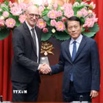 Bộ trưởng Bộ Công an Lương Tam Quang tiếp Giáo sư Graham Carr, Hiệu trưởng Trường Đại học Concordia (Canada). (Ảnh: Phạm Kiên/TTXVN)