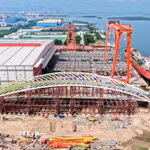 Thử tải tổ hợp kết cấu vòm chính và hệ khung đỡ nặng 3.400 tấn của cầu đi bộ qua sông Sài Gòn tại nhà máy. (Ảnh: TTXVN phát)