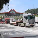Phương tiện lưu thông qua Cửa khẩu quốc tế Hữu Nghị, tỉnh Lạng Sơn. (Ảnh: Quang Duy/TTXVN)