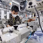Sản xuất quần áo xuất khẩu sang thị trường Hoa Kỳ tại Công ty may TAL Vĩnh Phúc. (Ảnh: Trần Việt/TTXVN)