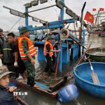 Bộ đội Biên phòng Cửa khẩu cảng Nghi Sơn cùng lực lượng chức năng, Tổ đoàn kết trên biển cùng chủ tàu và các ngư dân trong khu vực hỗ trợ trục vớt tài sản, đồng thời lai dắt phương tiện vào gần bờ để xử lý và khắc phục hậu quả. (Ảnh: TTXVN phát)