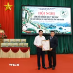 Trao giấy chứng nhận chỉ dẫn địa lý. (Ảnh: Vũ Hoàng Giang/TTXVN)