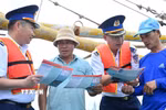 Cơ quan chức năng tuyên truyền về IUU cho ngư dân xã Long Hải, Thành phố Hồ Chí Minh trước khi ra khơi đánh bắt hải sản trên biển. (Ảnh: Hoàng Nhị/TTXVN)